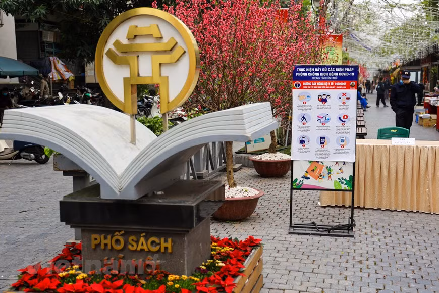 La rue de livres se trouve au centre-ville de la capitale Hanoï, qui relie les rues Hai Ba Trung et Ly Thuong Kiet. Les responsables de la ville ont demandé aux organes concernés de diffuser des informations fiables sur le lieu, de contrôler l`origine et le contenu des livres mis en vente et d'inviter éditeurs et librairies à y installer des stands. Cette année, en raison du coronavirus, le comité d'organisation met également sérieusement en œuvre des mesures de prévention et de contrôle de l’épidémie et recommande que les gens portent toujours des masques, vaporisent régulièrement du désinfectant et gardent les distances. Photo : Minh Son/Vietnam+
