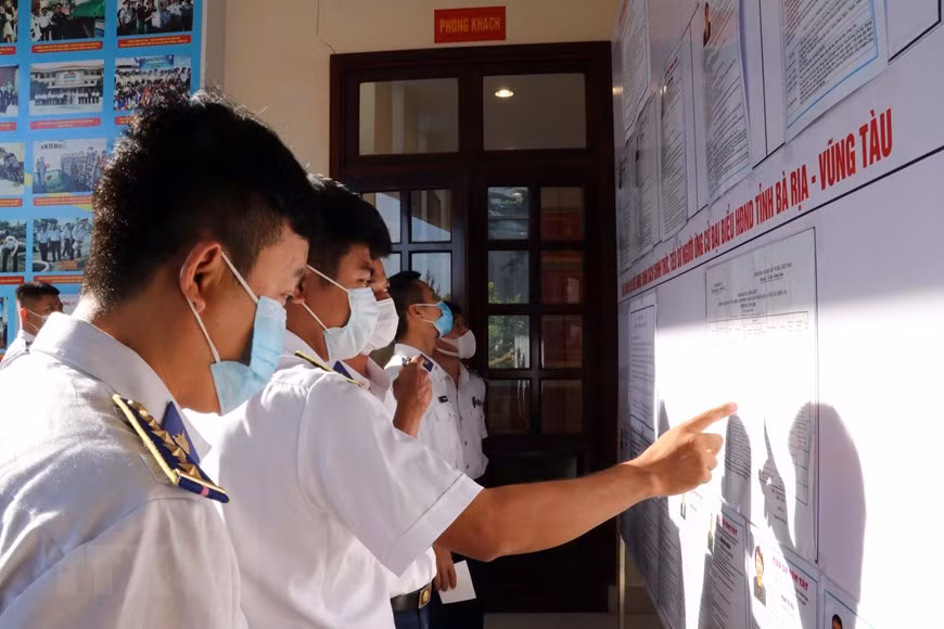 Des officiers et soldats recherchent des informations sur les candidats à la circonscription de la Garde-côtes de la zone 3. Photo : VNA 