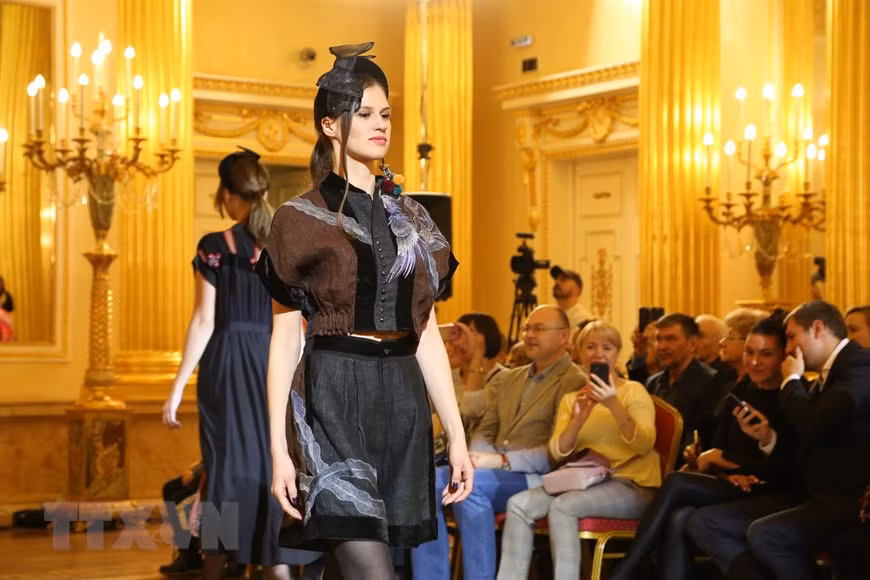 Démonstration de l'"ao dai" vietnamien au musée Tsarytsino à Moscou. Photo : Vera Mazhirina/VNA 