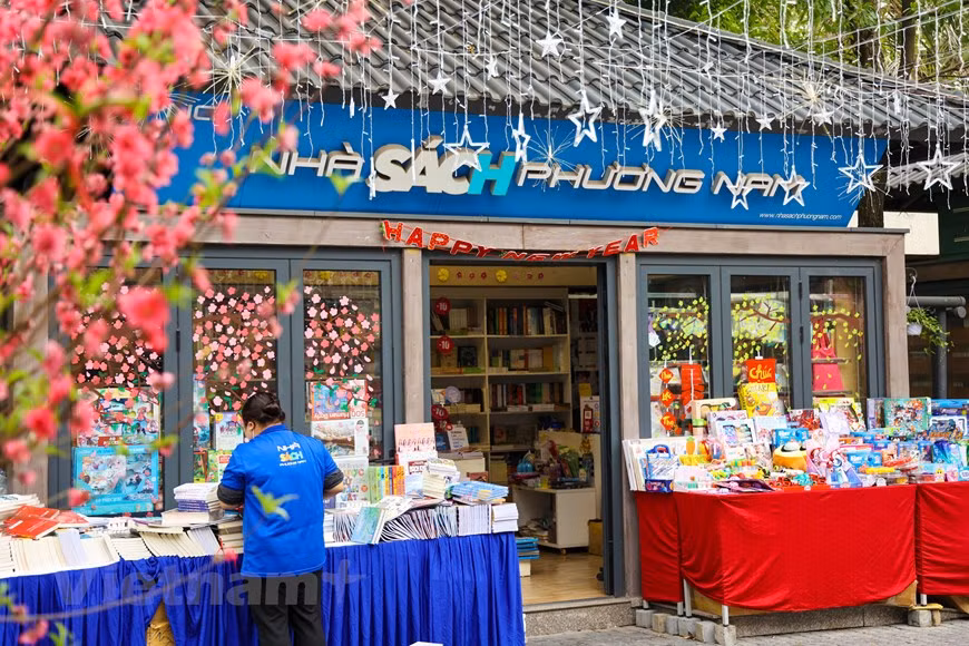 Avec de belles et impressionnantes images décoratives, audacieusement imprégnées de l'atmosphère traditionnelle du Têt traditionnelle de la nation, la rue de livres du Nouvel an lunaire du Buffle devient toujours un espace intellectuel, une destination culturelle préférée des habitants de la capitale et des visiteurs de Hanoï. La rue de livres de Hanoï a vu le jour en mai 2017. Ouverte au public normalement tous les jours, cette rue propose des ouvrages dans tous les domaines: littérature, médecine, économie, sciences, éducation,... Au milieu de la rue, un espace équipé de plantes vertes et de bancs permet aux visiteurs de se reposer, de discuter et de feuilleter les ouvrages qu’ils viennent d’acheter. Photo : Minh Son/Vietnam+