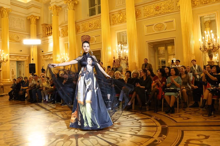 Démonstration de l'"ao dai" vietnamien au musée Tsarytsino à Moscou. Photo : Vera Mazhirina/VNA