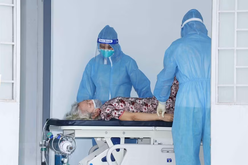 Des médecins de l'Hôpital de campagne No4 implanté dans la commune Vinh Loc B, district de Binh Chanh prennent en charge des patients du COVID-19. Photo: VNA