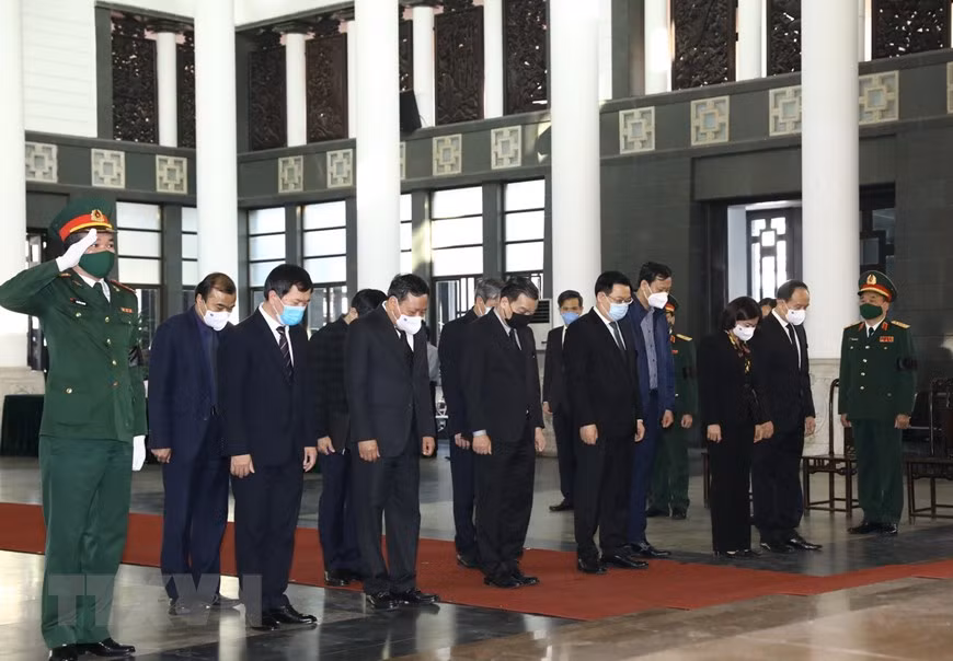 La délégation d'organes de Hanoï conduite par le secrétaire du Comité municipal du Parti de Hanoï Vuong Dinh Hue rend hommage M. Trong. Photo : VNA 