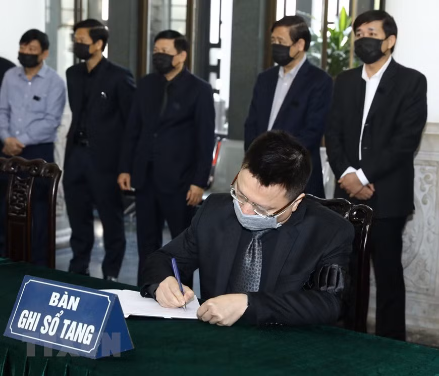 Le directeur général adjoint de l'Agence vietnamienne d'information, membre du Comité central du Parti, Le Quoc Minh, exprime ses condoléances dans le registre de deuil. Photo : VNA 