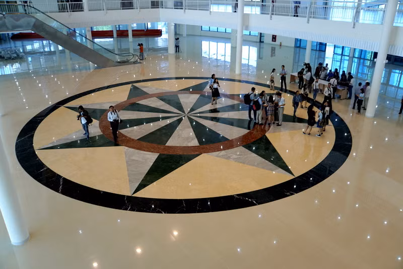  Le Centre de presse se compose de trois étages avec une superficie totale de 13.419 m², qui comprend une salle de réception, une salle de sécurité, une salle médicale, une salle de jeux, une salle polyvalente, une grande salle de conférences, un room service ...