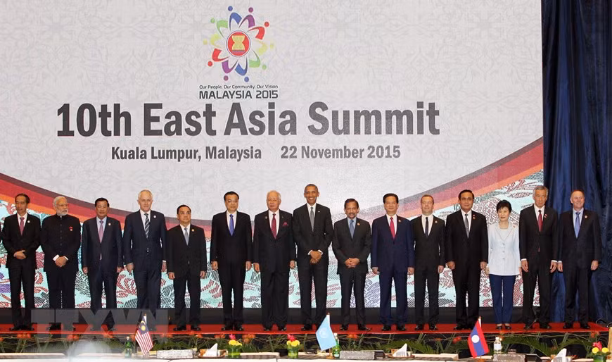 Le Premier ministre Nguyên Tân Dung et les chefs de délégation au 10e Sommet de l'Asie de l'Est, le 22 novembre 2015 à Kuala Lumpur, Malaisie. Photo: VNA 
