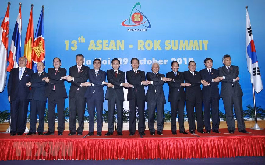 Le Premier ministre Nguyên Tân Dung, président de l'ASEAN 2010 et le président sud-coréen Lee Myung-park sont coprésidents le 13e Sommet ASEAN - République de Corée, le 29 octobre 2010, à Hanoi. Photo: VNA 