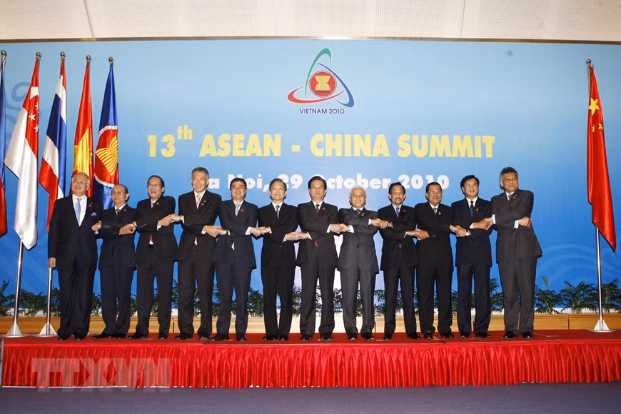 Le Premier ministre Nguyên Tân Dung et les chefs de délégation lors du 13e sommet ASEAN - Chine, le 29 octobre 2010. Photo: VNA 
