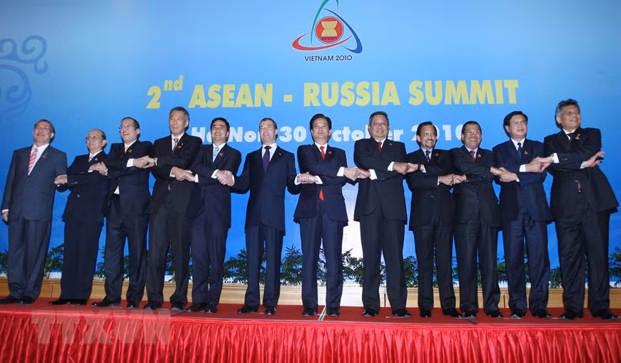 Le Premier ministre Nguyên Tân Dung, président de l'ASEAN 2010 et le président russe D. Medvedev ont coprésidé le 30 octobre à Hanoi au deuxième Sommet ASEAN - Russie. Photo: VNA 