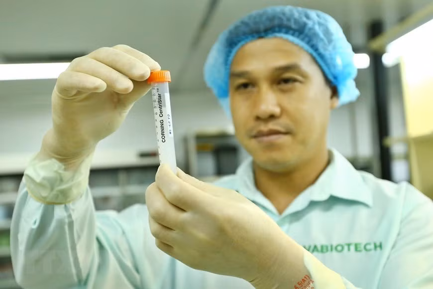 Développement d'un vaccin contre le Covid-19 au laboratoire de la Vabiotech. Photo: VNA 