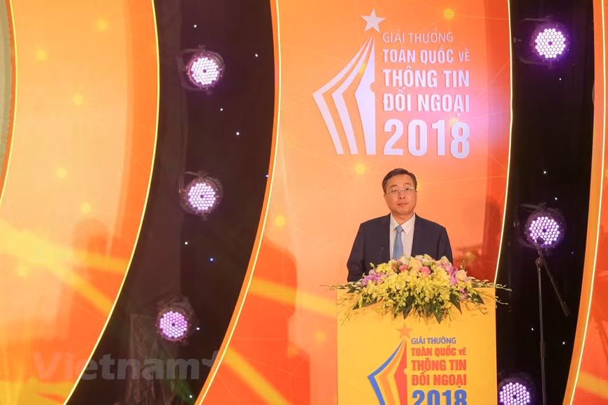 Une cérémonie de remise des Prix nationaux de l’information pour l'étranger 2018 a eu lieu vendredi le 7 juin au Centre national d’information à Hanoï. Photo : Vietnamplus