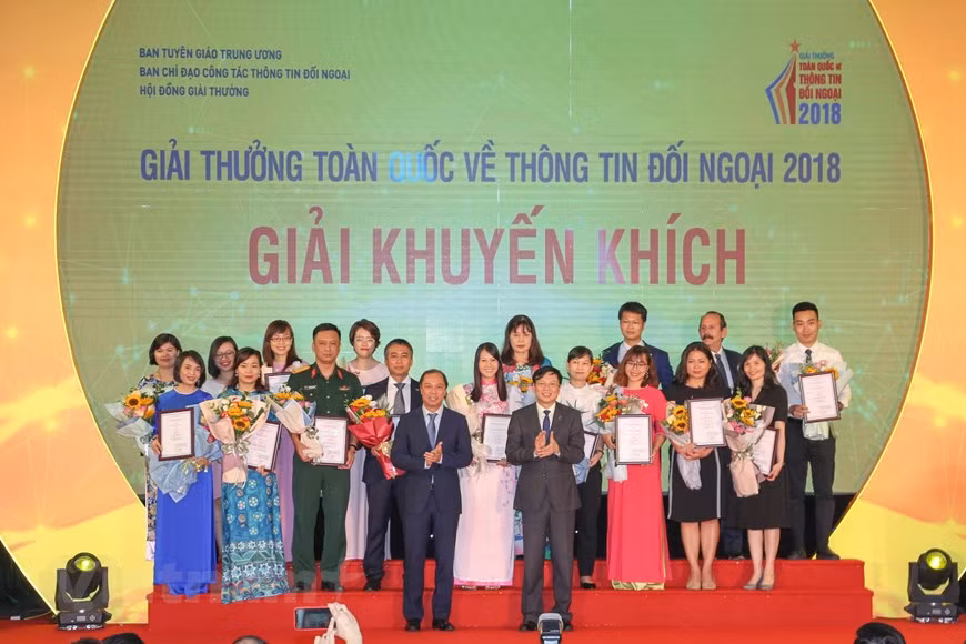 Le comité d'organisation a décerné 40 prix d’encouragement. Photo : Vietnamplus