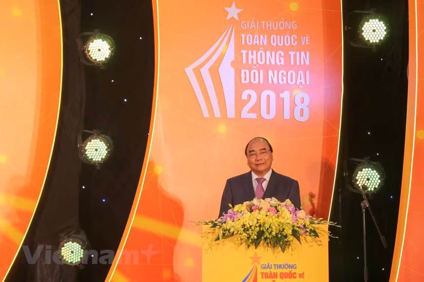 Le Premier ministre Nguyen Xuan Phuc a félicité les lauréats. Photo : Vietnamplus