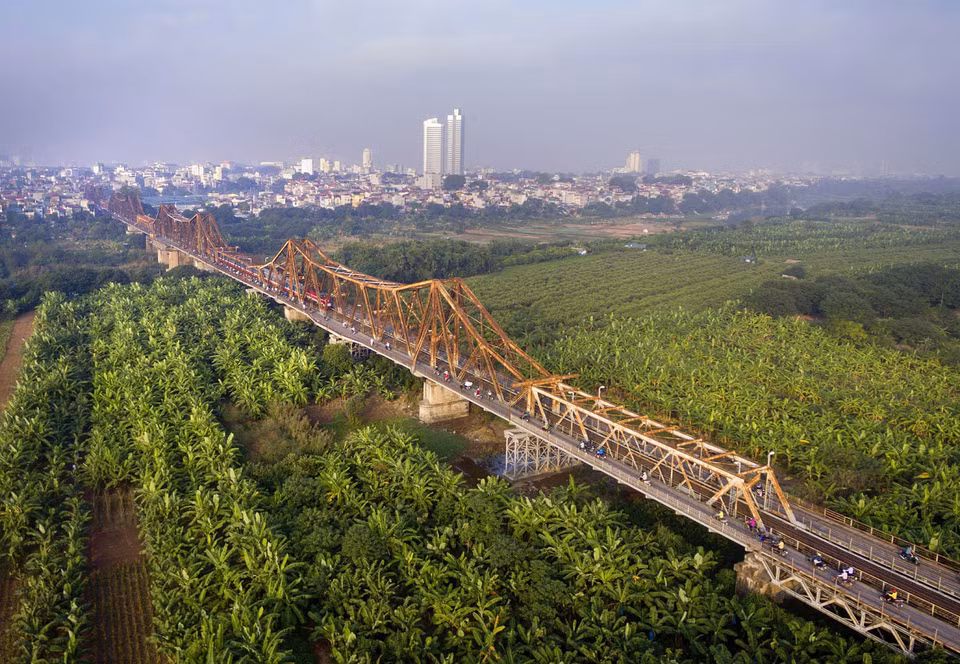 Le pont Long Bien, qui couvre 3 siècles (les travaux ont débuté en 1898), fait partie des très nombreuses structures métalliques construites dans le style Eiffel. 