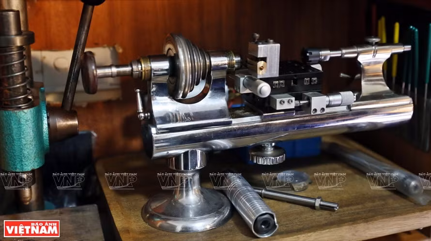 Une petite machine à tourner la montre. Photo: VNA