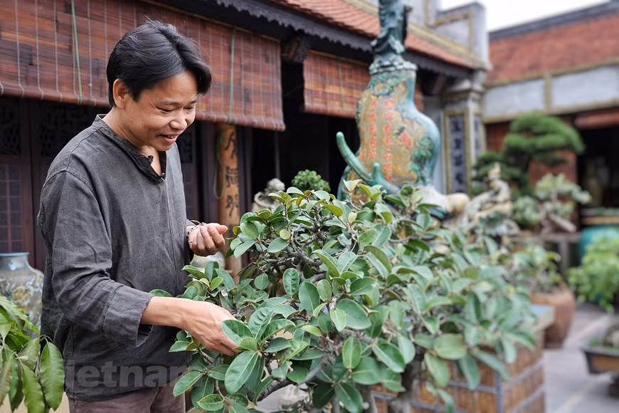 Ainsi, l'Artisan émérite Trân Nam Tuoc a relevé le défi de la diversification. Il a valorisé toutes les particularités de la céramique de Bat Trang en puisant son inspiration dans les légendes qui fleurissent au pays des moussons. Selon lui, les potiers font preuve de beaucoup de patience, de persévérance, mais aussi de beaucoup de créativité et d’ingéniosité. Fort du savoir-faire de la poterie de Bat Tràng, l'Artisan émérite Trân Nam Tuoc a également participé à la restauration de certains monuments historiques dans les provinces de Thanh Hoa et Thua Thiên-Hue dans le Centre, et de Bac Ninh dans le Nord. Photo: Vietnamplus