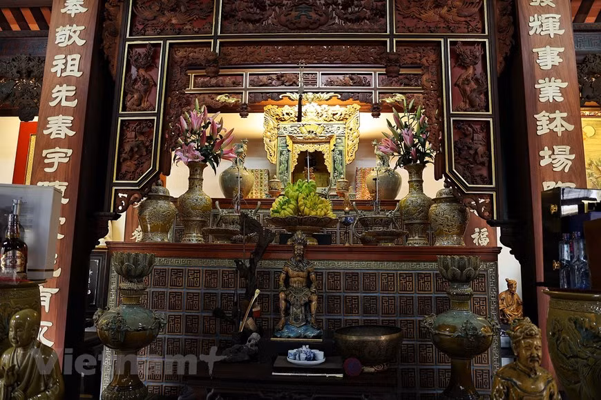 Au cœur de la maison traditionnelle se trouve la salle de l’autel qui représente la partie la plus importante en termes d’attention et de soins. L’autel occupe la place d’honneur, au centre de la travée principale, entouré de panneaux transversaux et de sentences parallèles. En effet, la tradition du culte des ancêtres ou des saints remonte à des millénaires et tire son fondement sur la conviction en l’immortalité de l’âme humaine, au pouvoir de l’âme des ancêtres pour protéger les descendants. Le culte est exercé à la maison devant un autel dressé généralement dans la pièce principale, sur un meuble laqué ou une simple table, selon le niveau de richesse de la famille. Photo: Vietnamplus