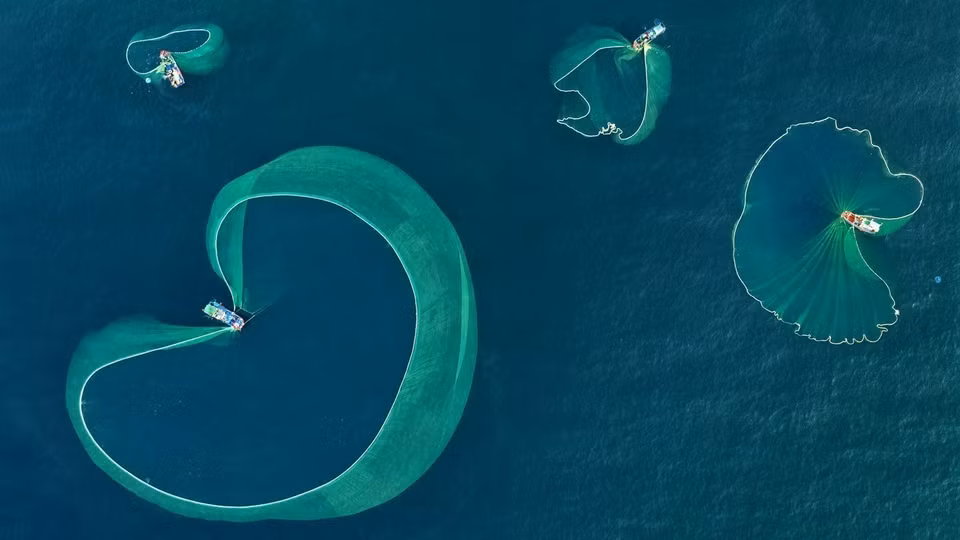 Les pêcheurs créent des formes envoûtantes que révèlent les prises de vues aériennes par drone. Photo: VNA