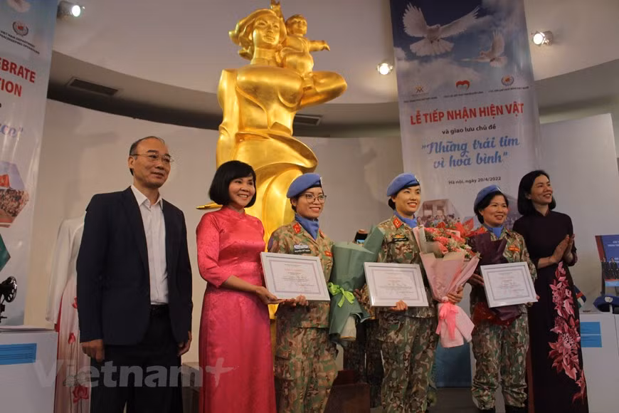 Ces objets reçu aujourd’hui, seront exposés au Musée des femmes du Vietnam à Hanoï. Dans un proche avenir, le Musée continuera à collecter plus d’objets et documents pour diffuser des histoires et sentiments des Casques bleus vietnamiennes. La participation aux opérations de maintien de la paix des Nations unies est une option politique majeure du Parti et de l’État, et également une tâche importante de l’Armée populaire du Vietnam dans la nouvelle période, a déclaré le chef adjoint du Département de maintien de la paix du Vietnam. Elle contribue à la réalisation de la politique extérieure de paix, de coopération, de développement, de multilatéralisation et de diversification des relations internationales. Photo: Vietnamplus