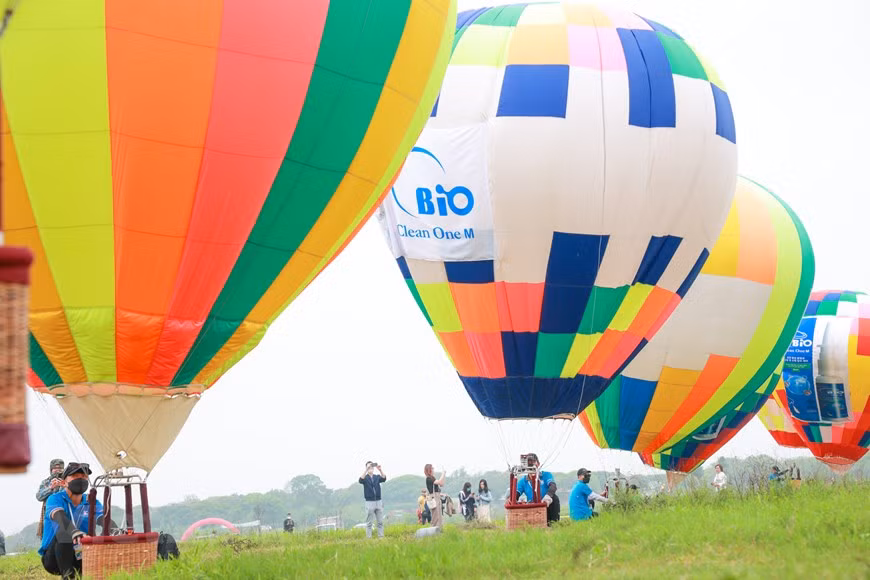 Les nouveaux services offriront aux visiteurs l'occasion de découvrir l'espace à l'intérieur d'une montgolfière, ainsi que de contempler Hanoï d'en haut en montant dans une montgolfière à 50m d'altitude au maximum. En outre, "Get On Hanoi - Night of Dreams" qui aura lieu le soir du 26 mars, sera une fête spéciale, unique et vibrante lorsque 22 montgolfières serviront de lanternes géantes colorées. Dans le cadre du programme "Get On Hanoi 2022", plusieurs autres activités sont également prévues, dont la projection du court métrage "Hanoï multicolore", des expositions d'art visuel et une performance artistique. Selon le Comité d'organisation, l'entrée est gratuite le jour d'ouverture le 25 mars mais le lendemain, le billet sera de 60.000 dongs par personne. Photo: VietnamPlus