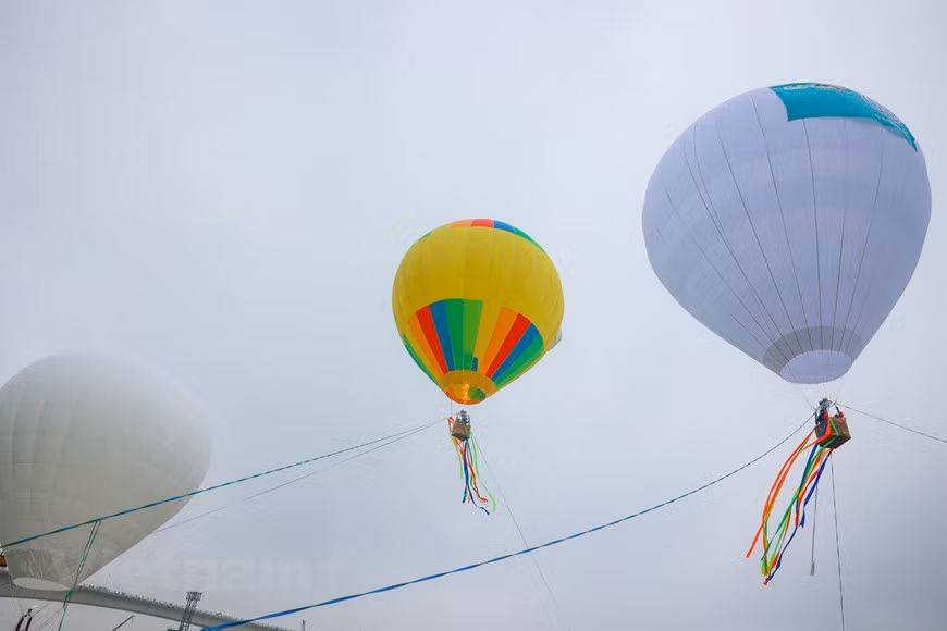 En raison de l'espace de représentation limité, les montgolfières montent et descendent à une hauteur maximale de 50 m selon les normes internationales et sont fixées sur place, en vol stationnaire. Dans la "Nuit des montgolfières" qui devrait se tenir à 19h le 26 mars, les 22 montgolfières seront aménagées sur l'herbe au bord du fleuve Rouge comme 22 lanternes. Le programme "Get on Hanoi 2022" marque le départ d'une série d'événements qui auront lieu à Hanoï en 2022 comprenant une fête des cadeaux, une fête gastronomique, des excursions dans des villages de métier, une fête de l'ao dai, etc. Photo: VietnamPlus