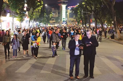 À la tombée de la nuit, l’espace piétonnier autour du lac Hoàn Kiêm voit se mêler de nombreux visiteurs. Ils y arrivent pour admirer la beauté nocturne du cœur de la capitale et ​découvrir ses patrimoines culturels. 