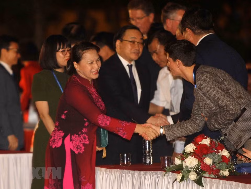 La présidente de l'AN vietnamienne Nguyen Thi Kim Ngan participe à cet événement.