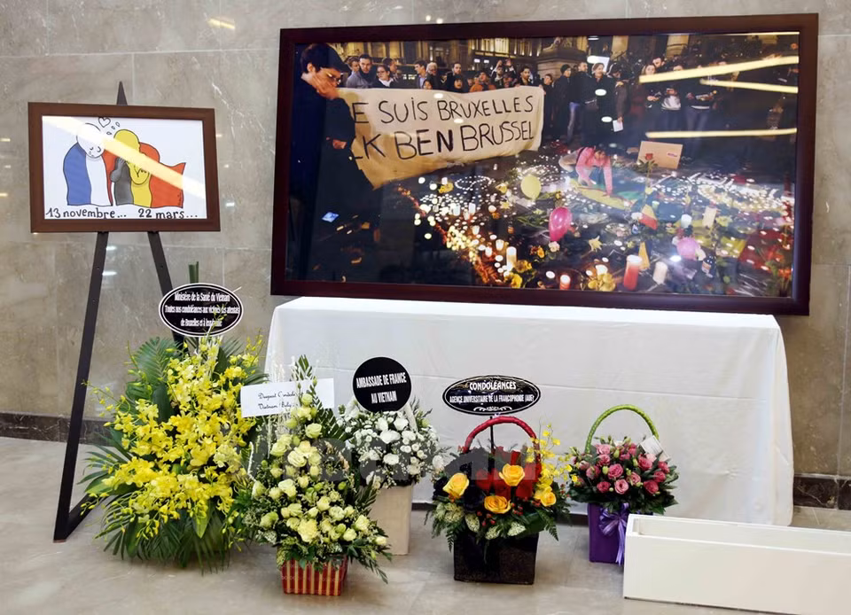 Cérémonie d'hommage au rez-de-chaussée de la Hanoi Tower, rue Hai Ba Trung.