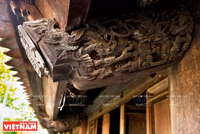 Toutes les extrémités des charpentes et chevrons de la maison communale de So sont finement sculptées avec des motifs de dragons et de phoenix. 