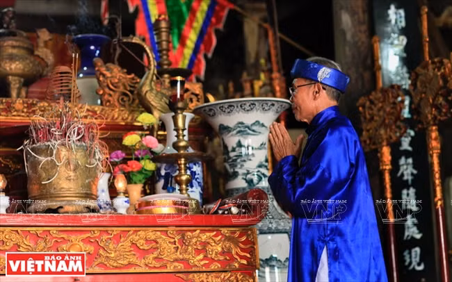 La maison communale de So est dédiée au culte de trois généraux ayant aidé le roi Dinh Tiên Hoàng à réunifier le pays à l’époque des 12 seigneurs au 10e siècle. 