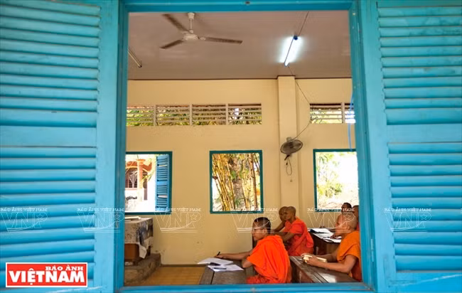 L’école secondaire Pali – Khmer contribue de manière ad hoc à l’apprentissage, à l’enseignement ainsi qu’aux programmes et manuels diversifiés de la langue khmère.