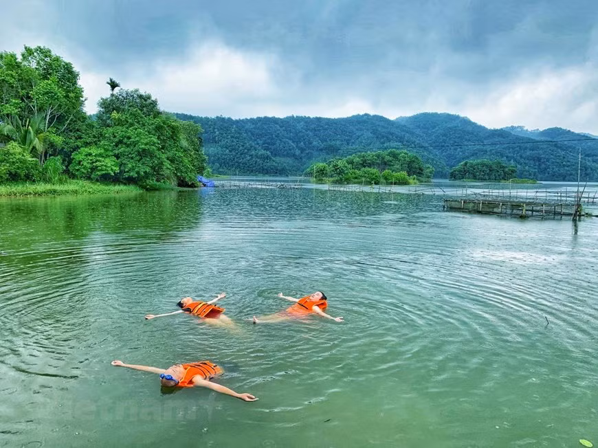Des touristes peuvent vivre en pleinr nature et expérimenter les activités rurales. 