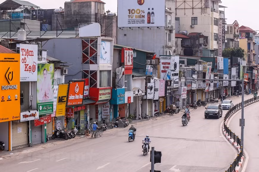 La rue Chua Boc, qui aurait dû être occupée tous les jours en raison de la forte densité de magasins de vêtements, devient aussi désertée au milieu de l'épidémie de COVID-19 