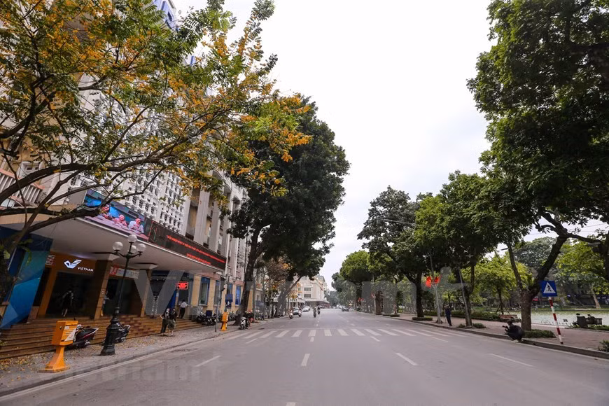 Des rues autrefois bondées comme Dinh Tien Hoang, Cau Giay et Chua Boc, etc., sont moins fréquentées que les jours habituels.