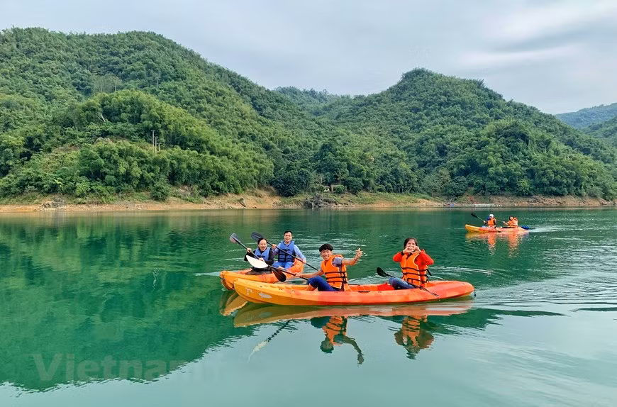 Des touristes en kayak. Photo: Vietnamplus