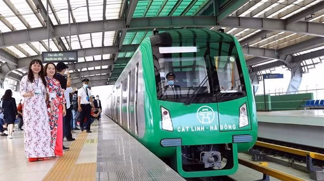 Chaque train, dont la vitesse prévue est de 80 km/h, dispose de quatre voitures capables de transporter plus de 900 passagers. Photo : VNA 