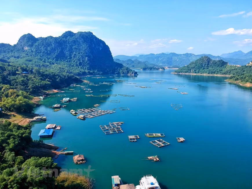 Le long du lac Hoa Binh, on peut découvrir des destinations telles que Ba Khan, Da Bac. Photo: Vietnamplus