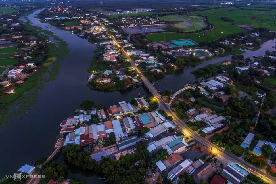 La commune de Tan Lap, dans le district de Moc Hoa, scintille de groupes résidentiels entrecoupés d'étangs aquacoles et de rizières qui s'étendent le long des rives de la rivière Vam Co Tay. Photo: vnexpress