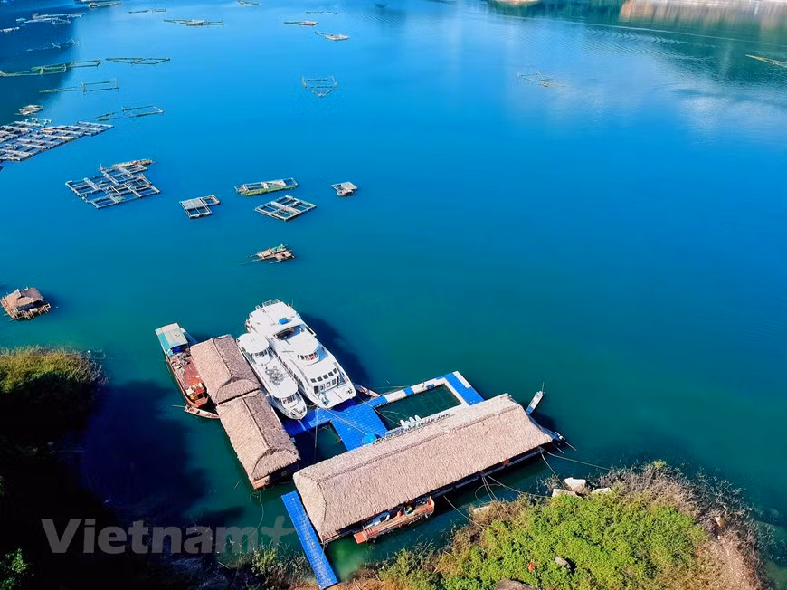 Des restaurants au bord du lac Hoa Binh profitent de beaux paysages naturels. Photo: Vietnamplus