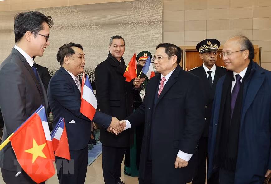 Des fonctionnaires de l'ambassade du Vietnam et représentants de la communauté vietnamienne en France accueillent le Premier ministre Pham Minh Chinh à l'aéroport d'Orly, à Paris. Photo: VNA