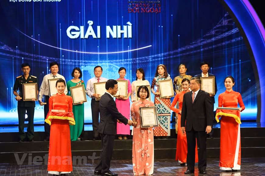 En 2019, le Vietnam a obtenu de bons résultats, contribué au développement socio-économique, à la garantie de la défense et de la sécurité nationale, à l’intégration internationale, au développement des relations extérieures et de la coopération avec les pays voisins, les régions, les grands pays et ses partenaires importants. Le Vietnam a également apporté des contributions positives et reçu la reconnaissance de la communauté internationale pour ses mécanismes et évènements diplomatiques multilatéraux, tels que les opérations de maintien de la paix des Nations Unies, le déploiement de l’hôpital de campagne de niveau 2 pour la Mission de maintien de la paix de l’ONU au Soudan du Sud, l’organisation avec succès du deuxième sommet entre la Corée du Nord et les États-Unis, l’élection du Vietnam au poste de membre non permanent du Conseil de Sécurité de l’ONU pour le mandat 2020-2021 avec un vote favorable presque absolu (192/193) et la prise du poste de président tournant de l’ASEAN en 2020. Dans le même temps, ils sont également une source riche d’information, qui incite les journalistes à créer de nombreuses œuvres de valeur pour servir efficacement le travail d’information pour l’étranger. Photo: VietnamPlus