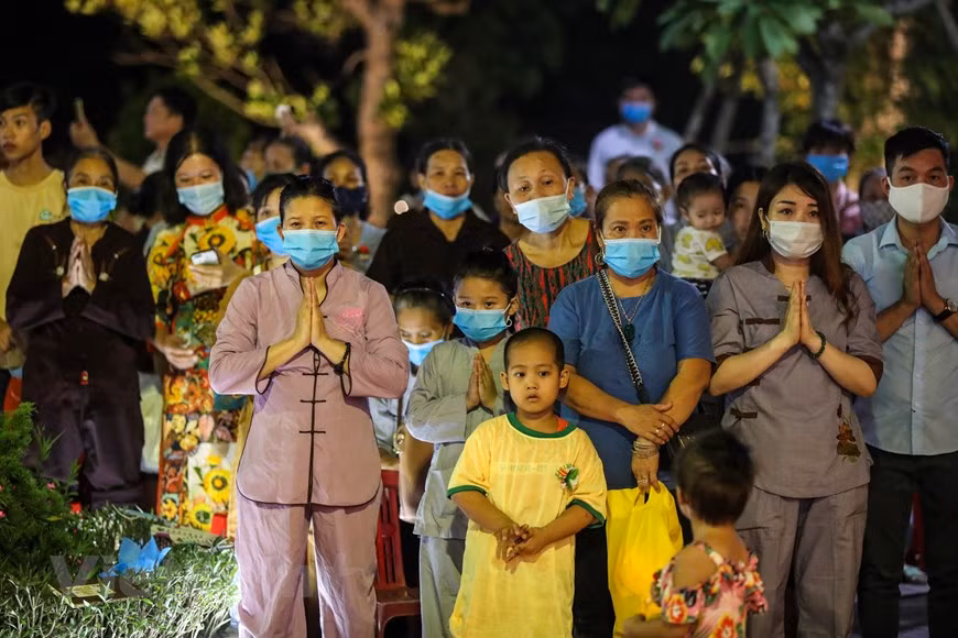La pagode de Ninh Tao est un célèbre temple bouddhiste de la province septentrionale de Ha Nam, réunissant de nombreux bouddhistes et personnes locaux venant pour assister à la cérémonie. La pagode de Ninh Tao a maintenu l’organisation solennelle de la cérémonie de Vu Lan pendant de nombreuses années, attirant également l'attention et la présence des bouddhistes et des habitants venus des provinces éloignées. Des milliers de bouddhistes ont eu l’occasion d’admirer une cérémonie extrêmement majestueuse et d’être guidés vers les sentiments accablants de l'amour parental à travers les chants et les commandements de grands maîtres lors de cet événement culturel. Photo: VietnamPlus