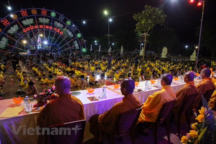 Des milliers de bouddhistes venus de tout le pays se sont réunis dans la soirée du 2 septembre (soit le 15e jour du 7e mois lunaire) à la pagode de Ninh Tao au district de Thanh Liem, province septentrionale de Ha Nam, pour participer à la cérémonie de la fête de Vu Lan (Ullamban). La fête Vu Lan tombe le quinzième jour du septième mois du calendrier lunaire. À la pleine lune de ce mois-ci, les âmes errantes retourneraient dans leurs anciennes maisons. C'est l'occasion pour les personnes d'exprimer la reconnaissance envers leurs ancêtres et leurs parents. Au Vietnam, cette fête est devenue une tradition pour tous. Photo: VietnamPlus