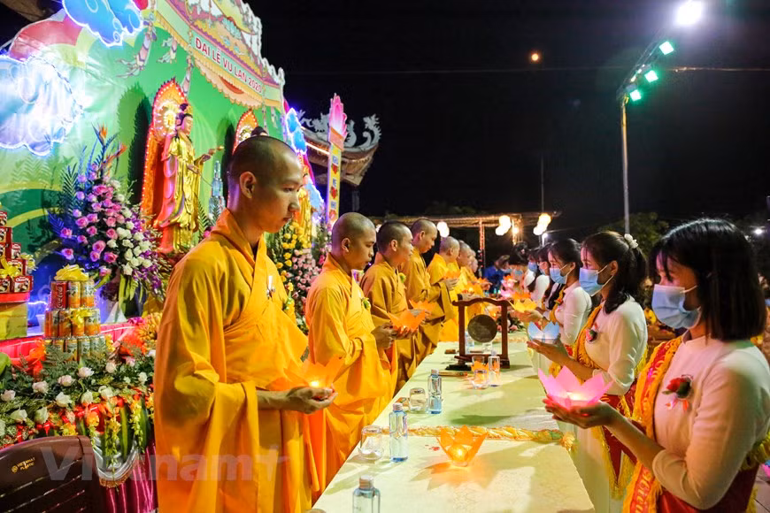 Les roses et la fête Vu Lan ont des valeurs religieuses, mais ils sont aussi des symboles du grand amour de nombreux Vietnamiens pour leurs parents et leur famille. C'est pourquoi même les non-religieux ou les adeptes d'autres religions peuvent se joindre à la célébration. De nos jours, au lieu de se rendre dans une pagode, beaucoup de gens restent chez eux et rendent hommage à leurs parents sur les réseaux sociaux. Certains changeaient leur photo de profil sur leur page Facebook en une rose blanche ou envoyaient une belle rose blanche à un autre ami pour faire preuve d'empathie. Photo: VietnamPlus