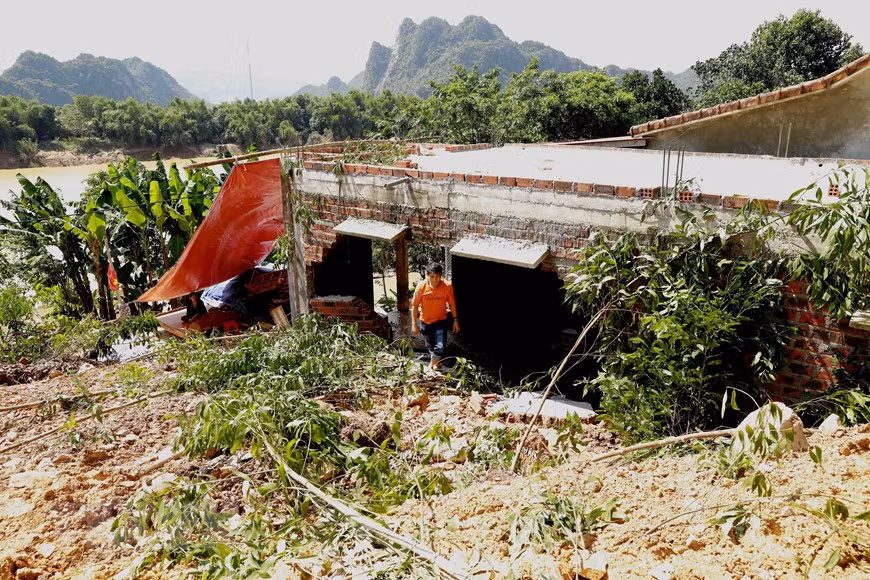 Un glissement de terrain a effondré un coin du mur d'une maison nouvellement construite. Photo: VNA