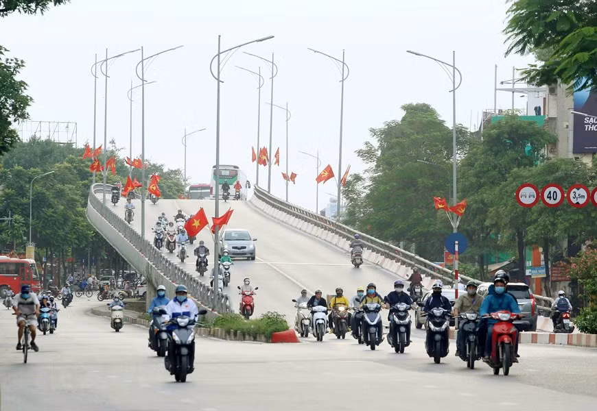 Le viaduc traversant le carrefour de Dai Co Viet – Tran Khat Chan est bien décoré. Photo: VNA