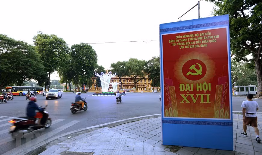 De nombreuses rues principales de Hanoï, y compris la rue Dien Bien Phu, peuvent être vues avec des décorations incroyables, afin de marquer le 17e Congrès du Parti de la capitale pour le mandat 2020-2025. Photo: VNA