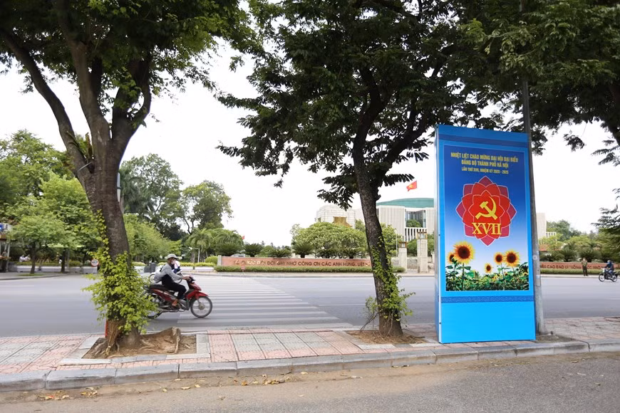 Une affiche accueille le 17e Congrès du Comité du Parti de la capitale à la rue Hoang Dieu. Photo: VNA