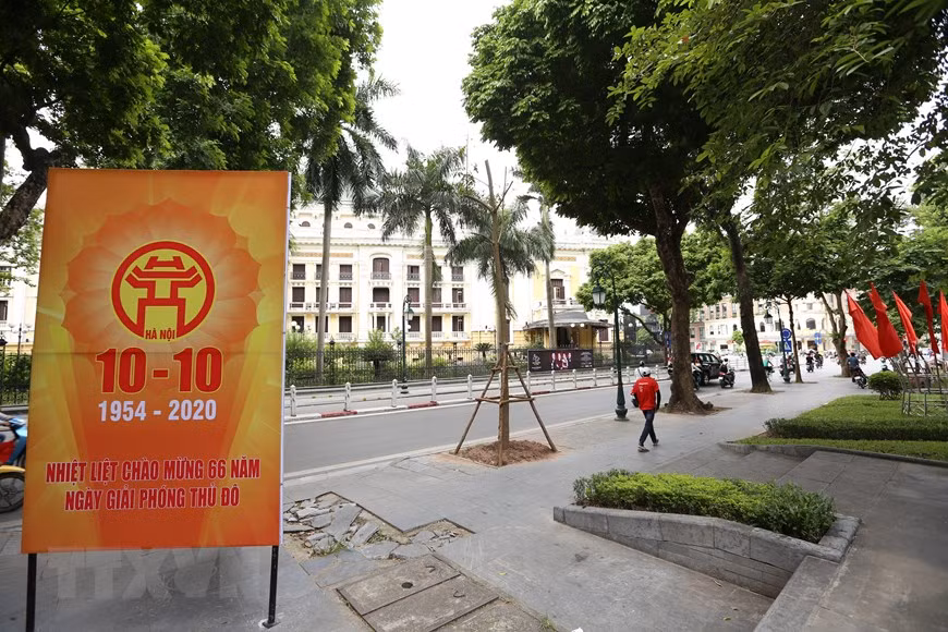 Un grand panneau d'affichage sur la rue Trang Tien. Photo: VNA