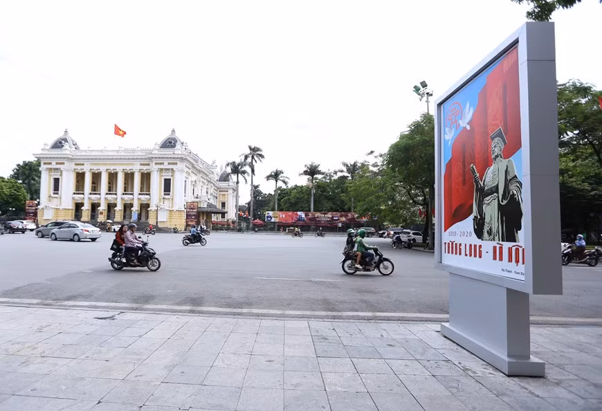 Un affiche placée avant l'Opéra de Hanoï. Photo: VNA